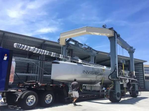 游艇吊的吊裝過程：游艇吊裝過程中應(yīng)注意哪些問題？